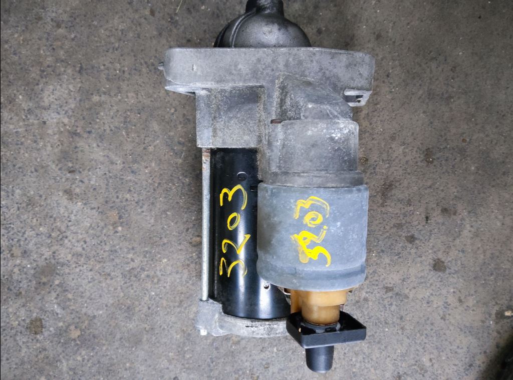 piece_RENAULT TRAFIC  DEMARREUR 233002889R