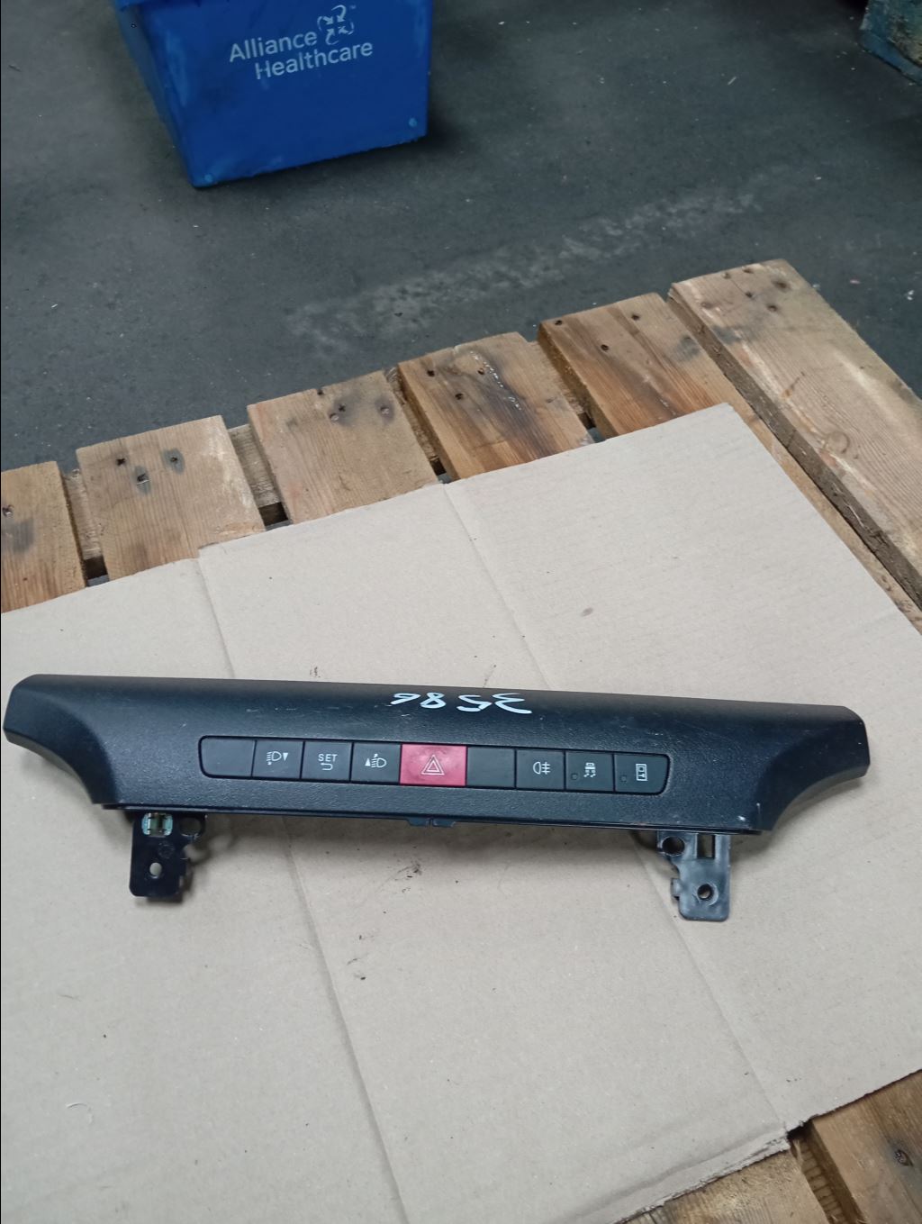 piece_IVECO 35C15  BLOC INTERRUPTEUR 5801586544