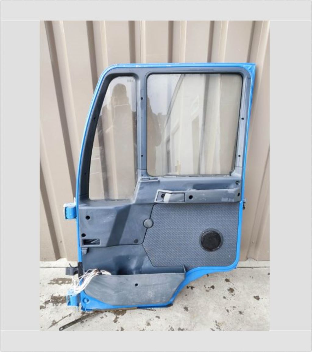 piece_MAN 12.224 PORTE AVANT DROITE 85626004002
