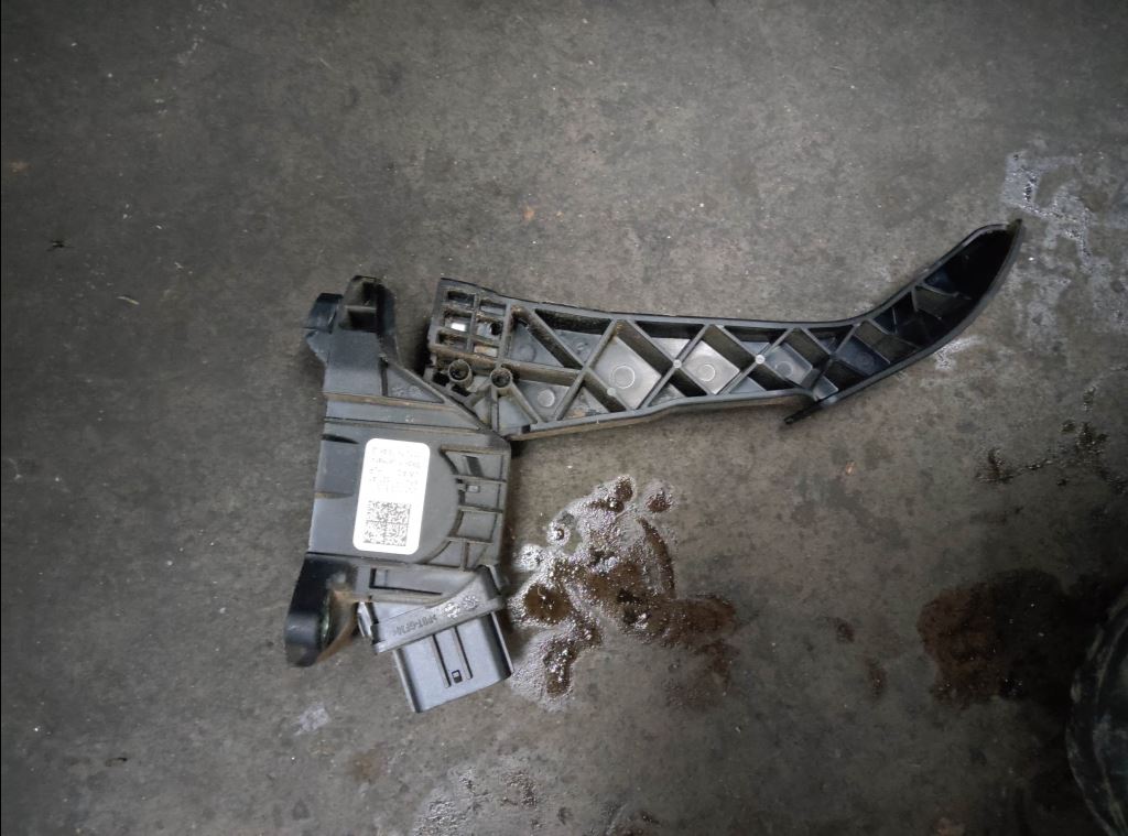 piece_VOLKSWAGEN CRAFTER  PEDALE D'ACCELERATEUR 2N1721503B