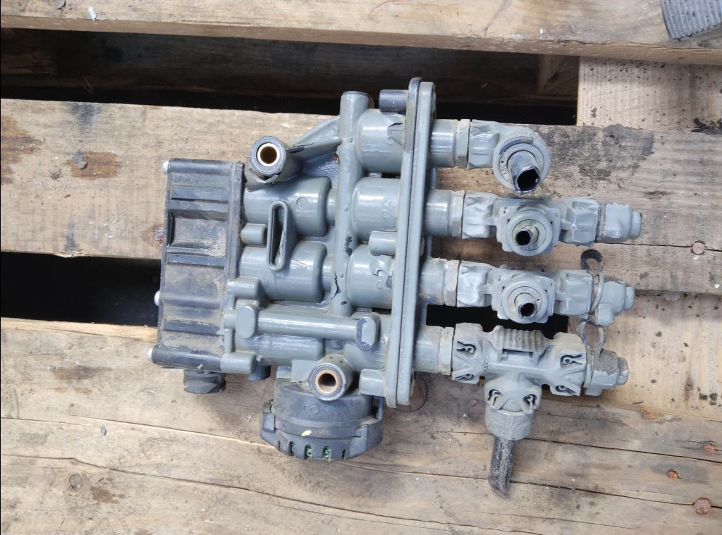 piece_VOLVO FE  VALVE SUSPENSION PNEUMATIQUE 21083660