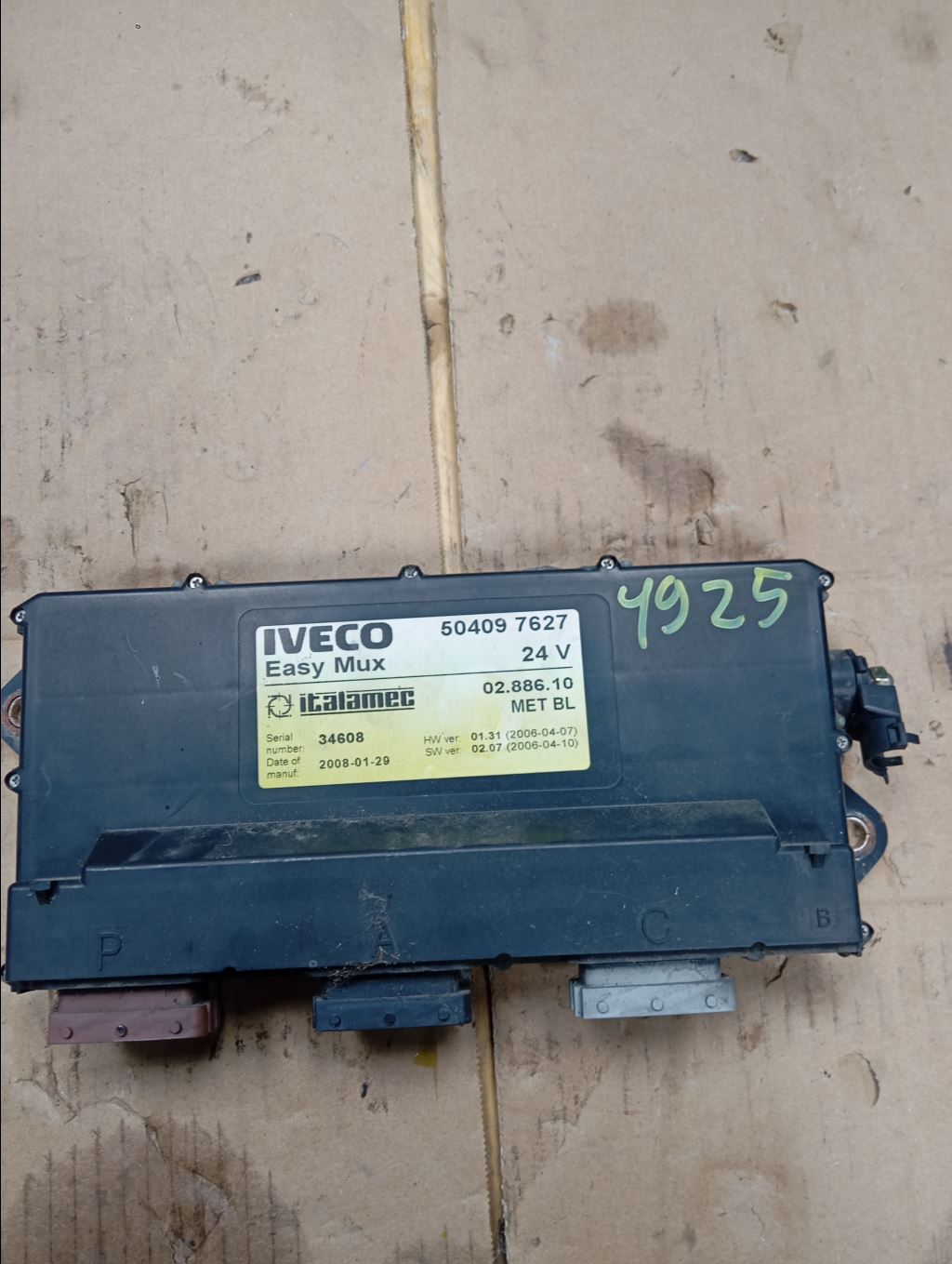 piece_IVECO 80E18 BOITIER EASY MUX 504097627