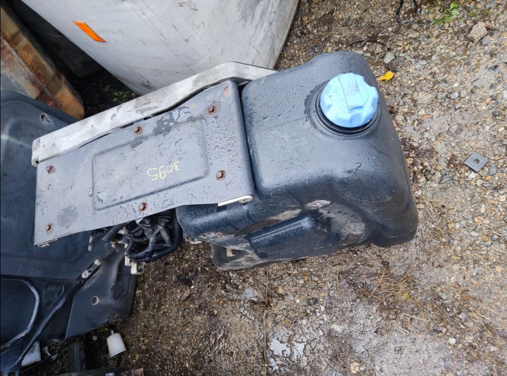 piece_RENAULT T 460  RESERVOIR AD BLUE 7421219301