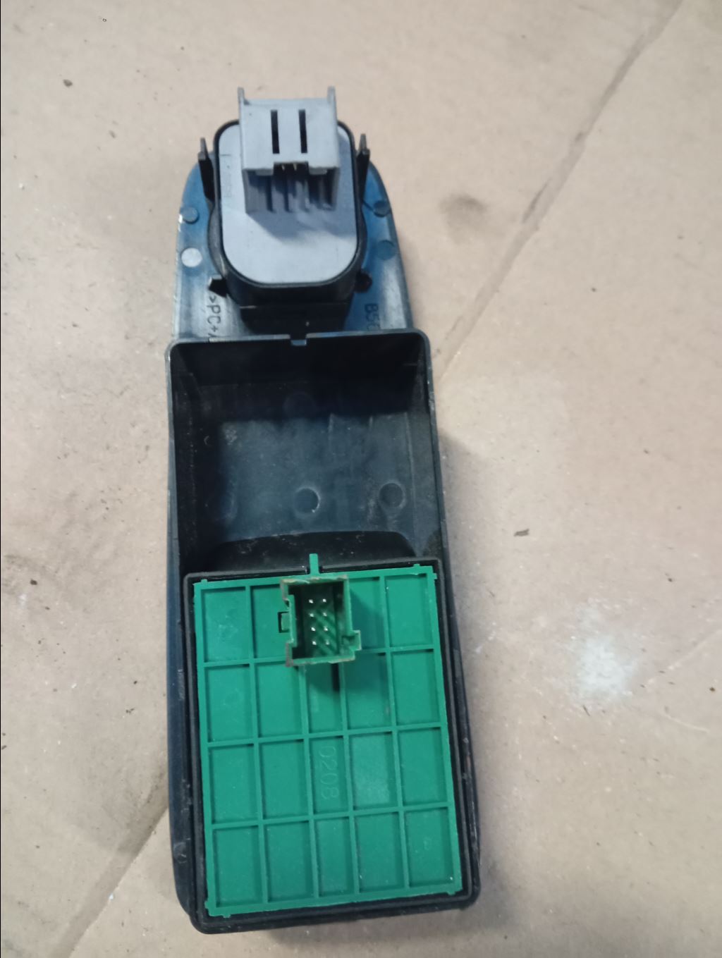 piece_CITROEN JUMPER  INTERRUPTEUR LEVE VITRE AVG 16 087 056 80