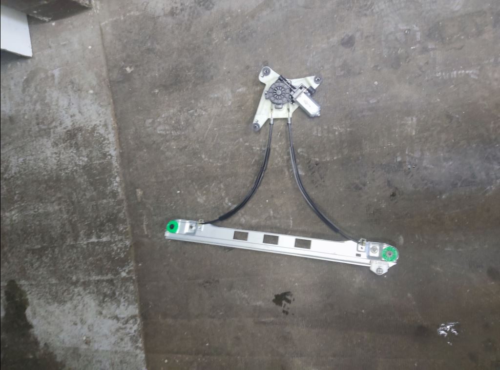 piece_RENAULT MASTER 4 LEVE VITRE ELEC AVANT DROIT 807200008R