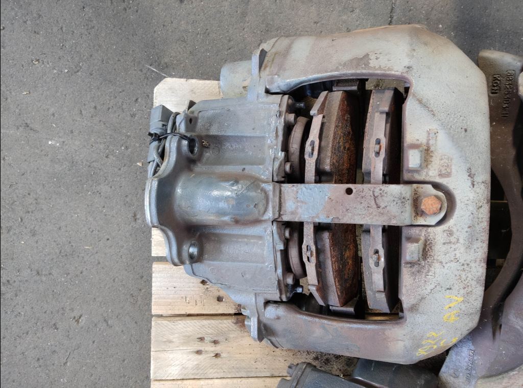 piece_RENAULT T460 ETRIER DE FREIN AVANT GAUCHE 7421487684