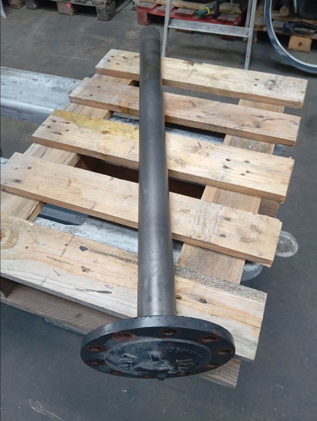 piece_MAN TGX 18570 ARBRE DE ROUE ARRIERE DROIT 81.35502-0147