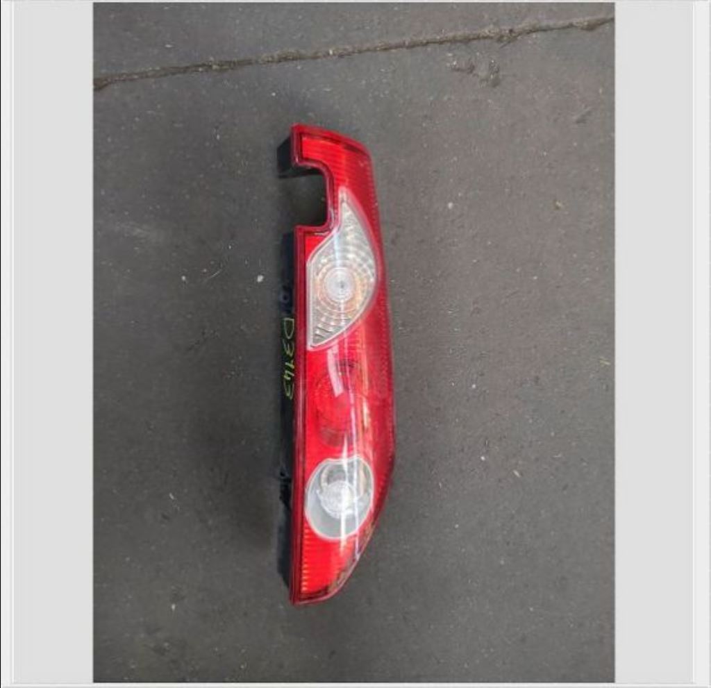 piece_RENAULT KANGOO KANG. GD FEU ARRIERE DROIT 8200419952