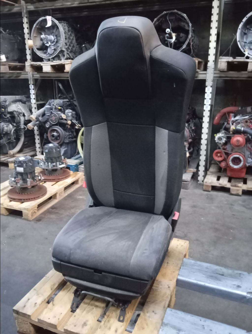 piece_RENAULT RVI D 250 SIEGE AVANT DROIT 7482514739