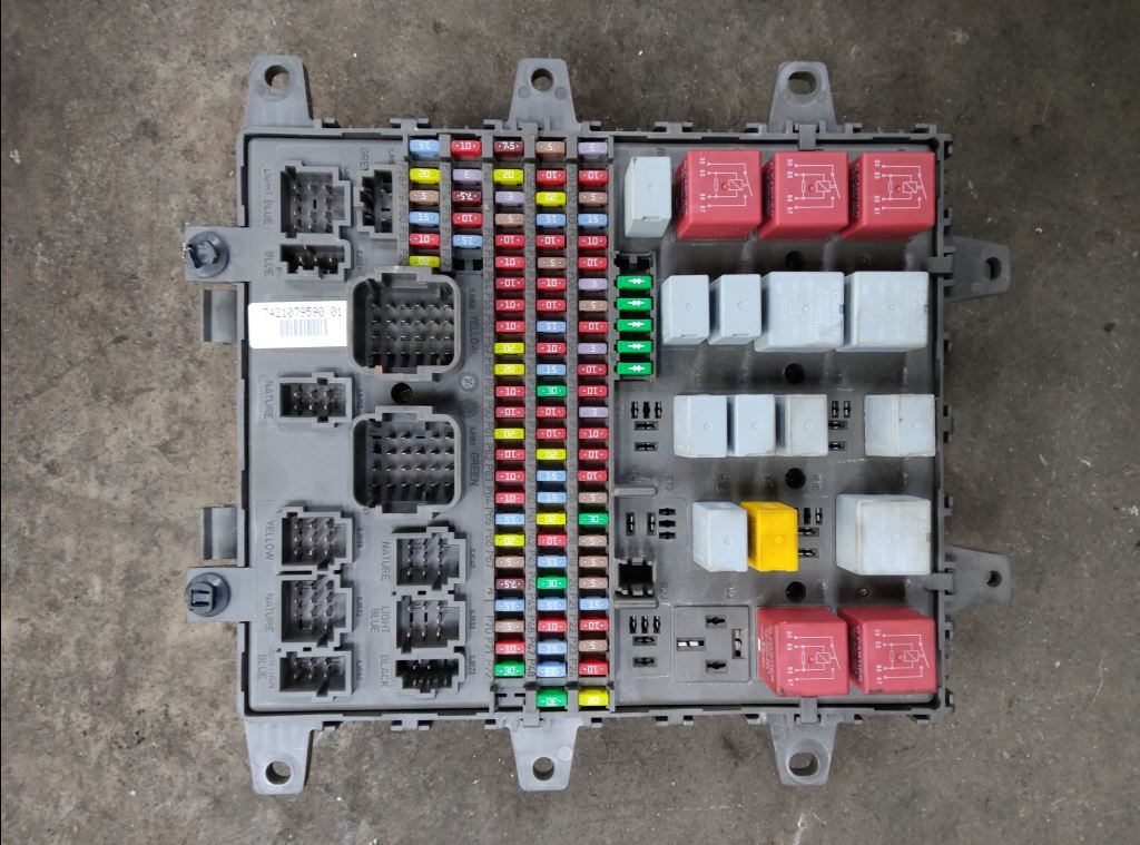 piece_RENAULT MIDLUM  BOITIER FUSIBLE 7421079590