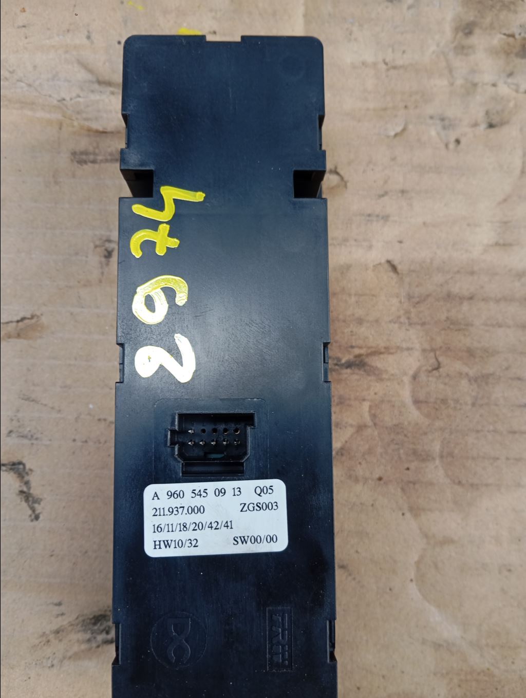 piece_MERCEDES ACTROS INTERRUPTEUR LEVE VITRE AVG A9605450913