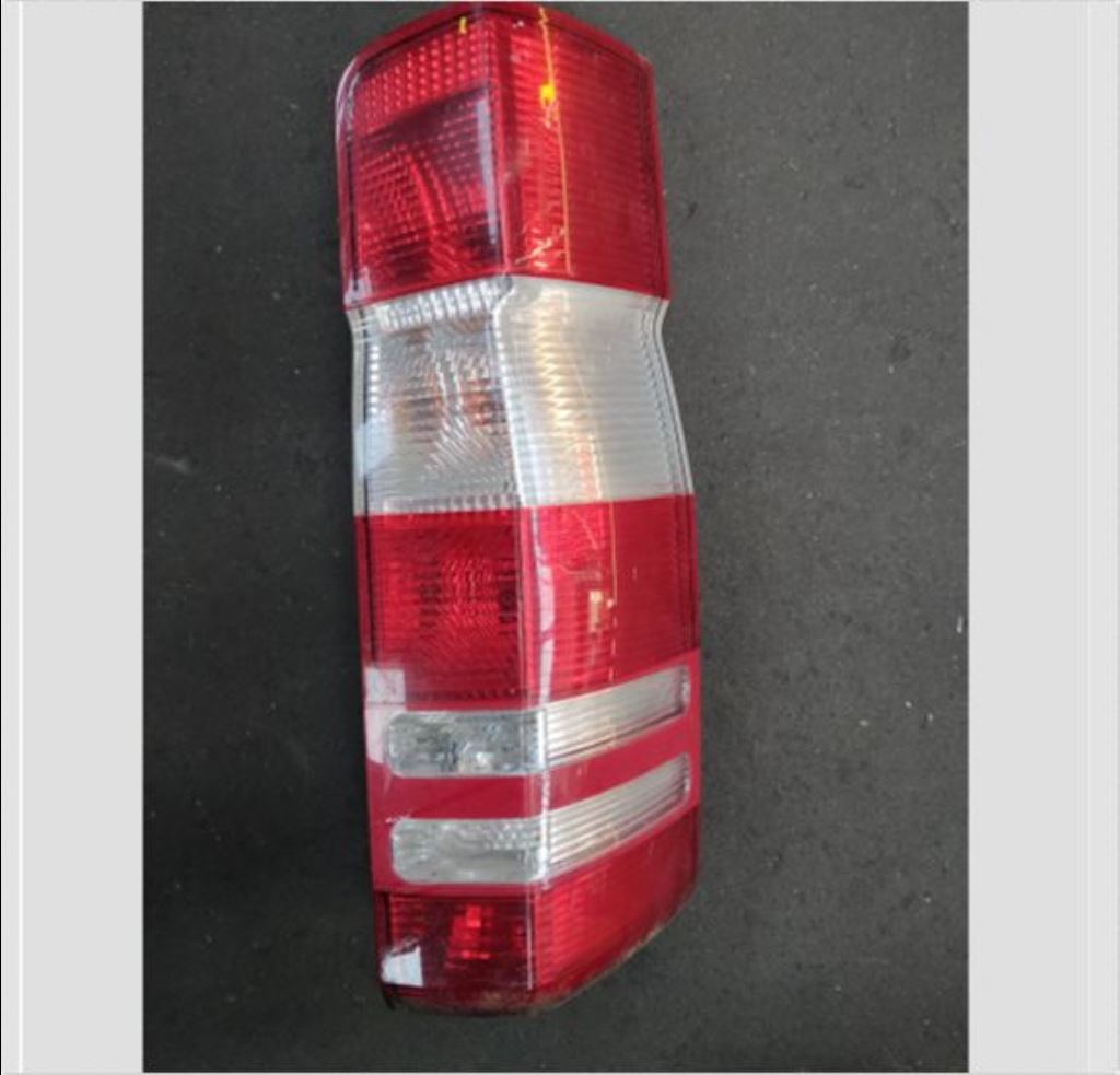 piece_MERCEDES SPRINTER 511D FEU ARRIERE DROIT A0008260551