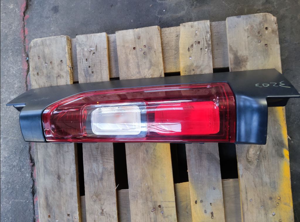 piece_RENAULT TRAFIC  FEU ARRIERE DROIT 265504656R