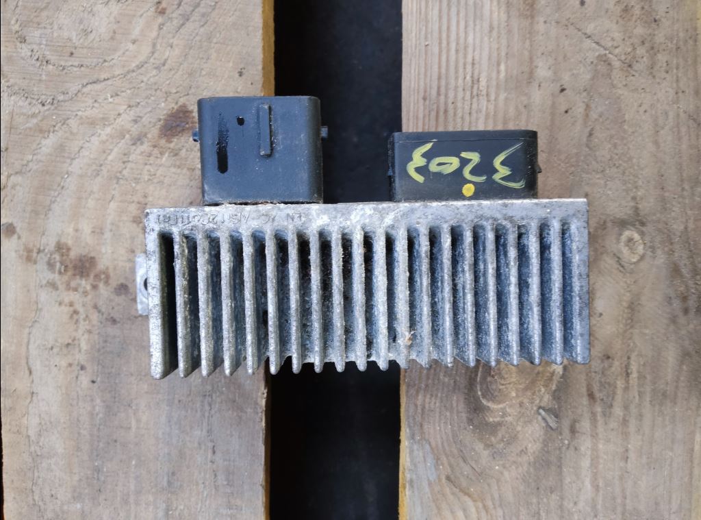 piece_RENAULT TRAFIC  BOITIER PRECHAUFFAGE 110673774R