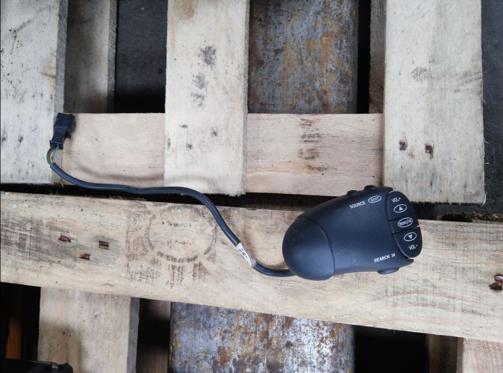 piece_RENAULT MIDLUM  COMMANDE RADIO AU VOLANT 5010589997