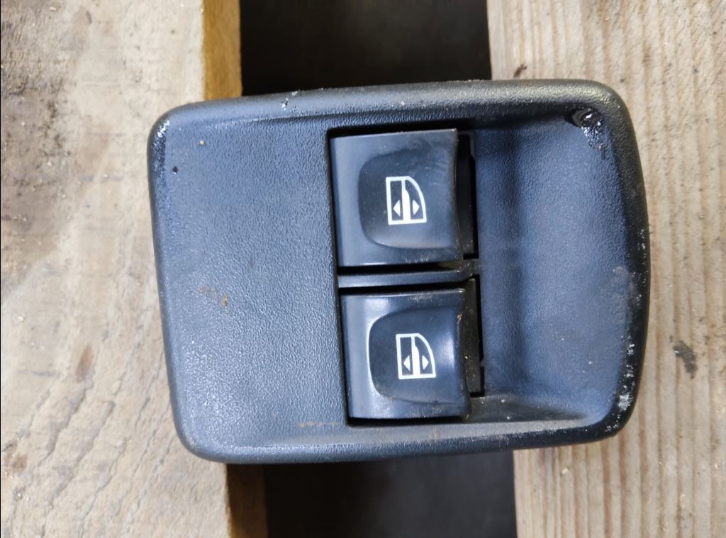 piece_RENAULT TRAFIC  INTERRUPTEUR LEVE VITRE AVG 254112588R