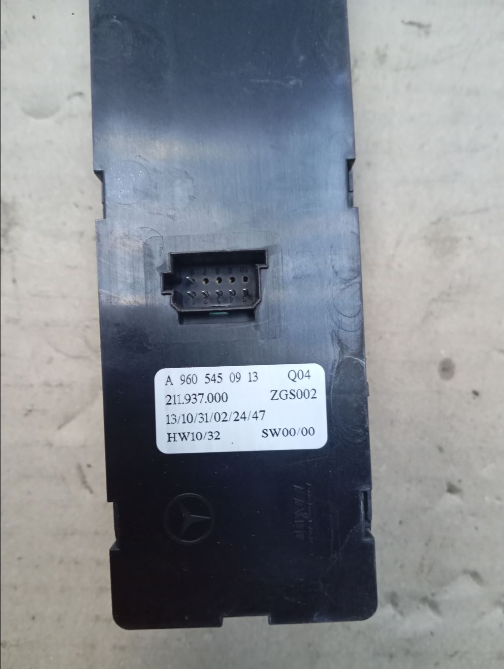 piece_MERCEDES ACTROS INTERRUPTEUR LEVE VITRE AVD A9605450913