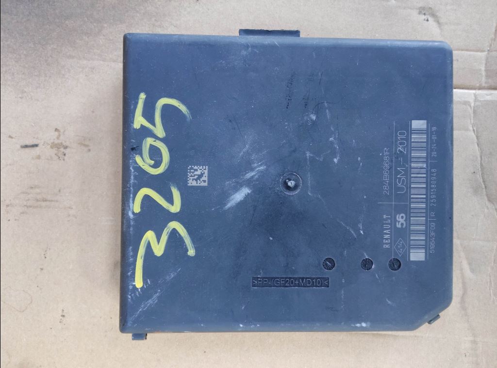 piece_RENAULT MASTER RT  BOITIER FUSIBLE 284B69681R