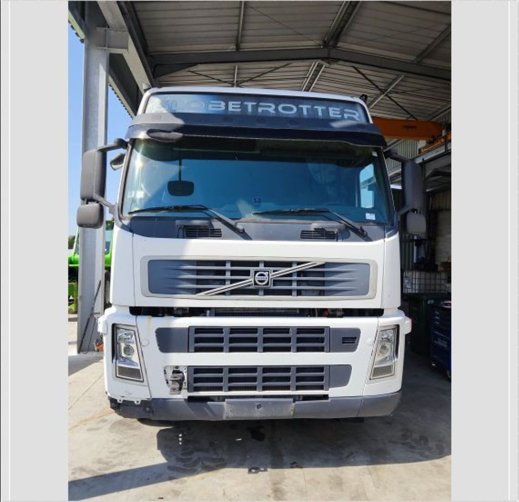 piece_VOLVO FM  DEFLECTEUR AVANT DROIT 20379172