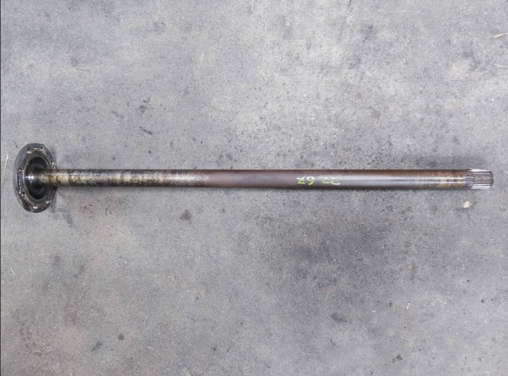 piece_IVECO 35C12  ARBRE DE ROUE ARRIERE GAUCHE 7185847