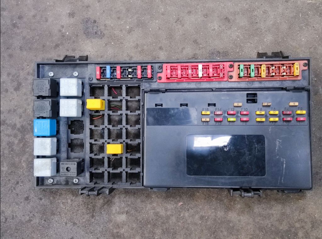 piece_IVECO 120E22 PLATINE FUSIBLE + BODY 504357090