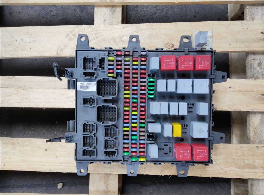 piece_RENAULT PREMIUM  BOITIER FUSIBLE 518849401