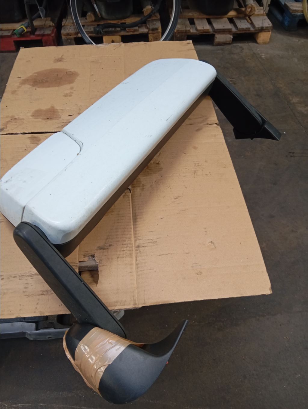 piece_MERCEDES ACTROS RETROVISEUR DROIT COMPLET A9608102019