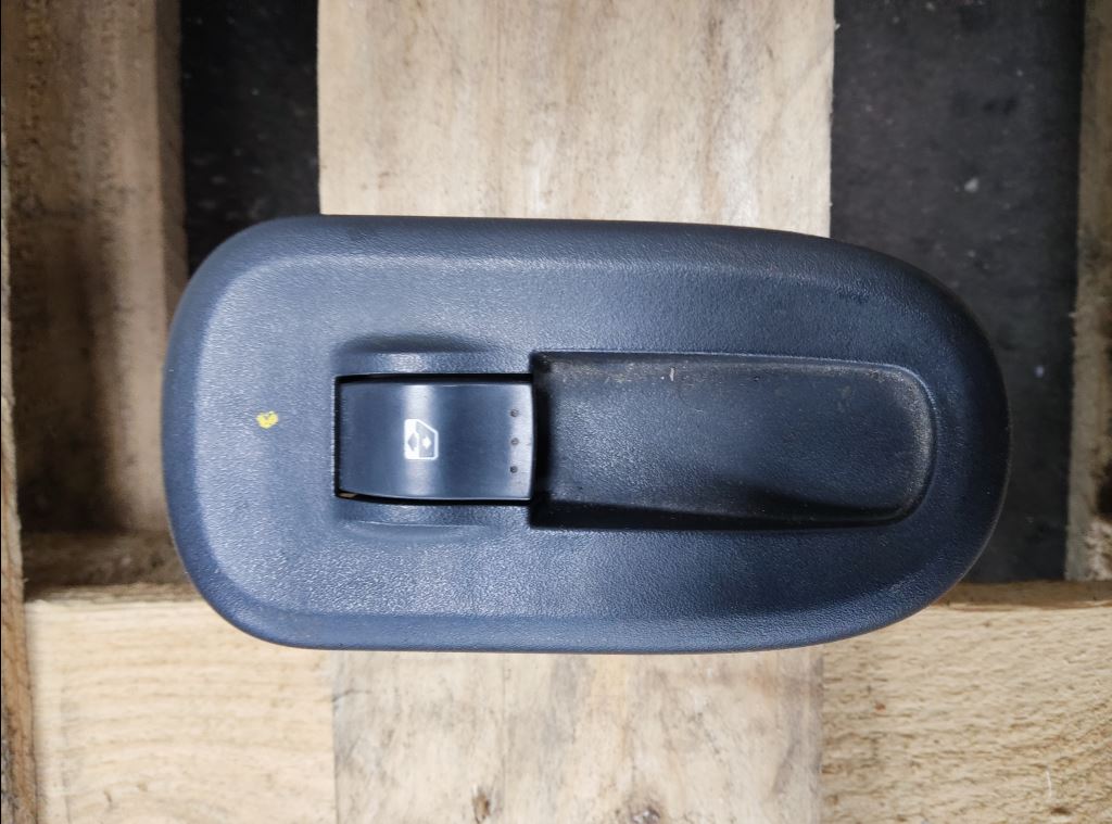 piece_RENAULT MASTER  INTERRUPTEUR LEVE VITRE AVD 8200476809