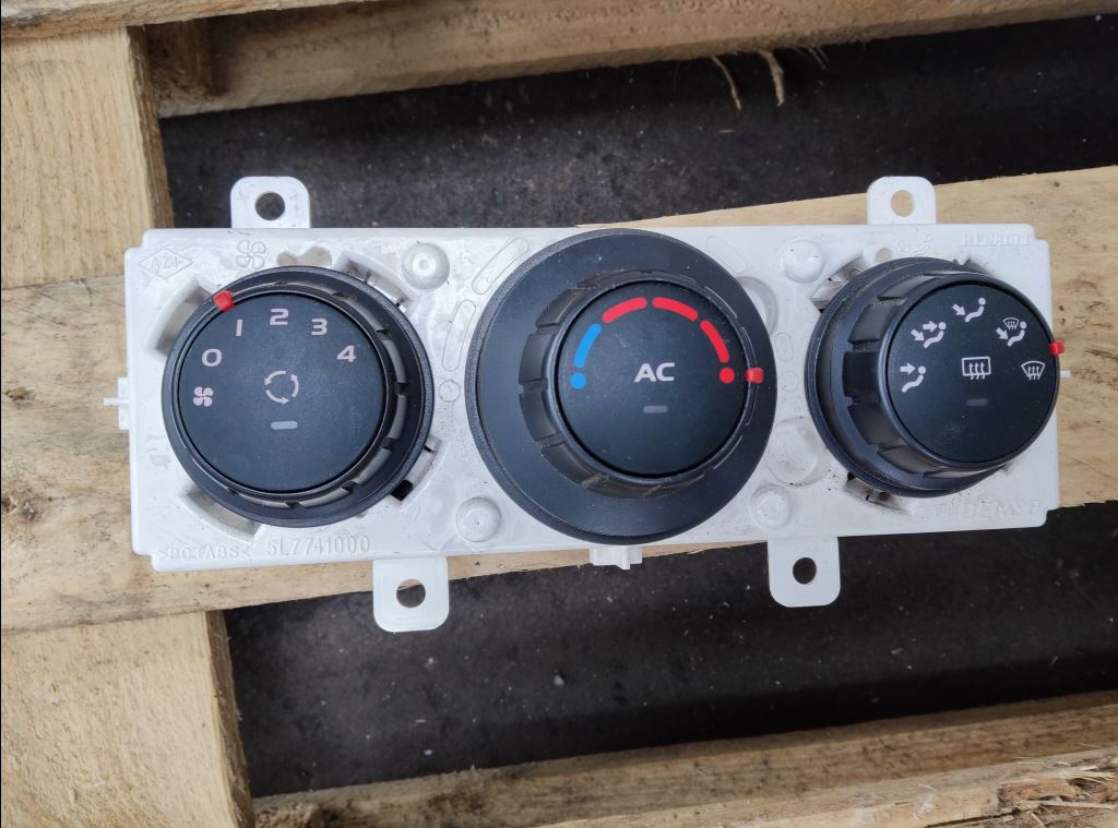 piece_RENAULT MASTER  BLOC COMMANDE CHAUFFAGE 275107490R