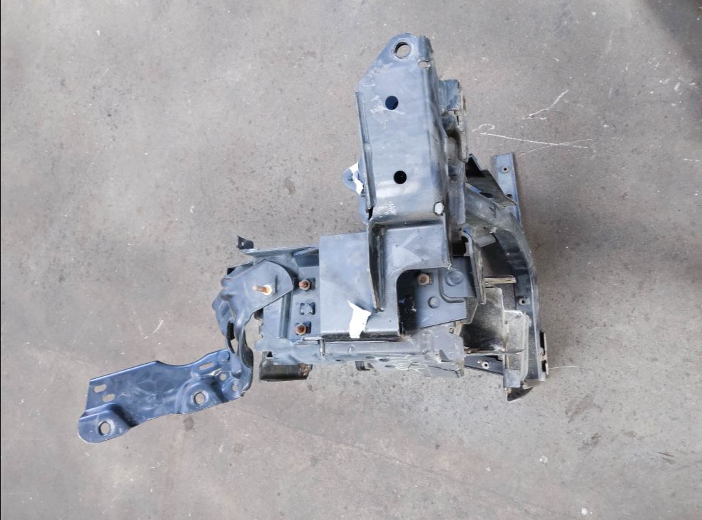piece_RENAULT T 460 SUPPORT MARCHE PIED DROIT 7484539334