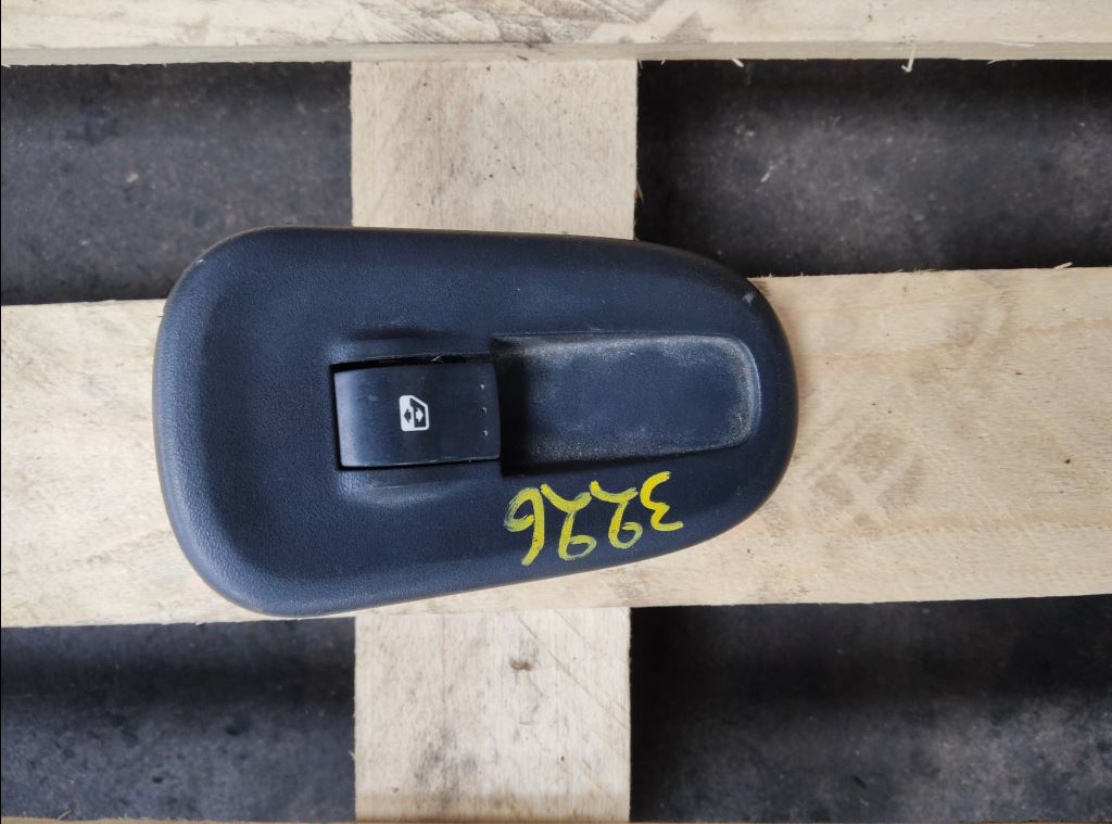 piece_RENAULT MASTER INTERRUPTEUR LEVE VITRE AVD 8200476809