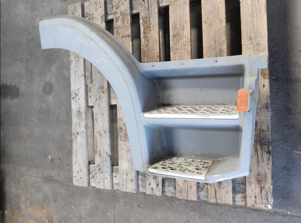 piece_MERCEDES ATEGO MARCHEPIED DROIT A9736663501