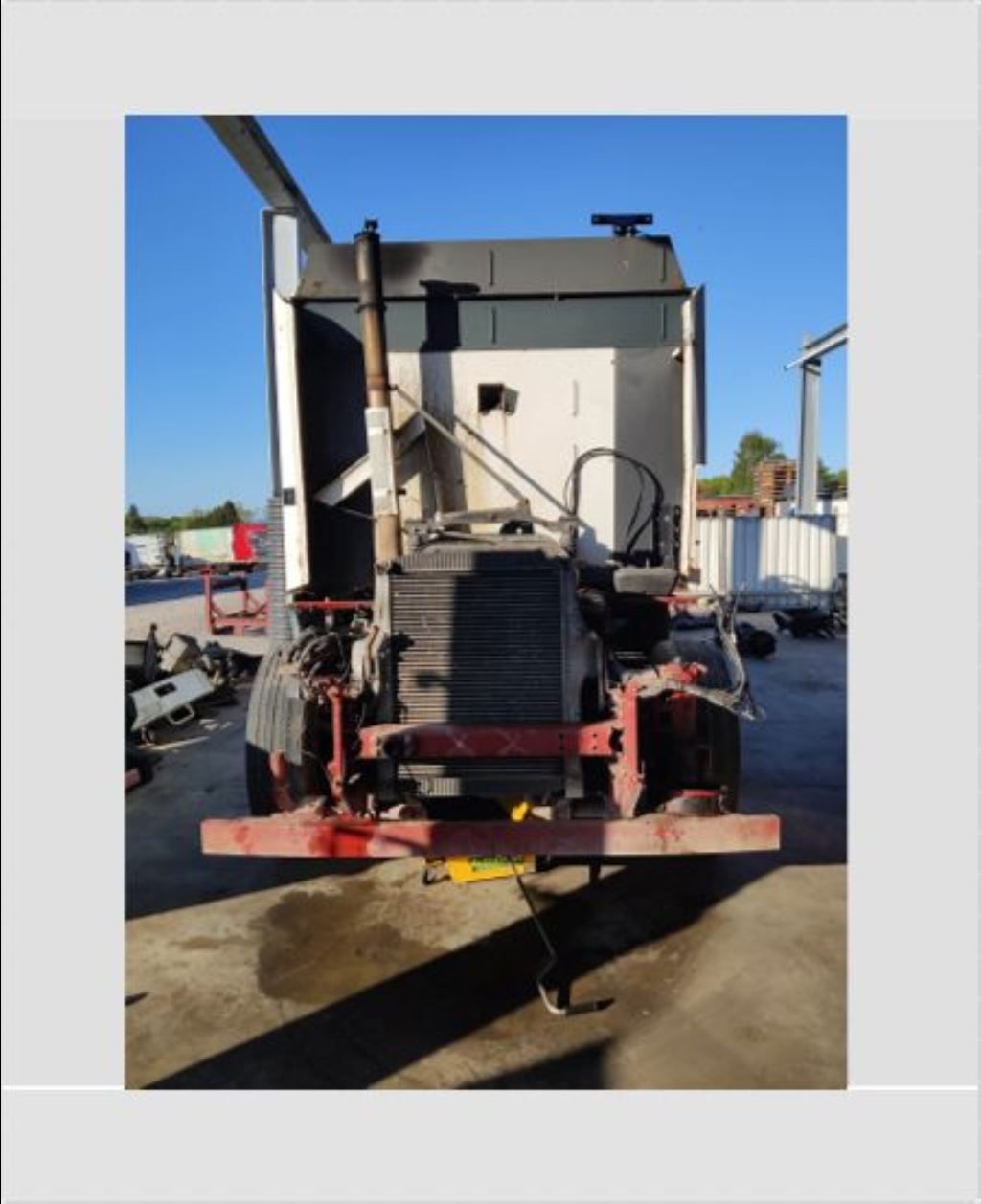 piece_IVECO 190S35  FUSEE AVANT DROITE 99808403