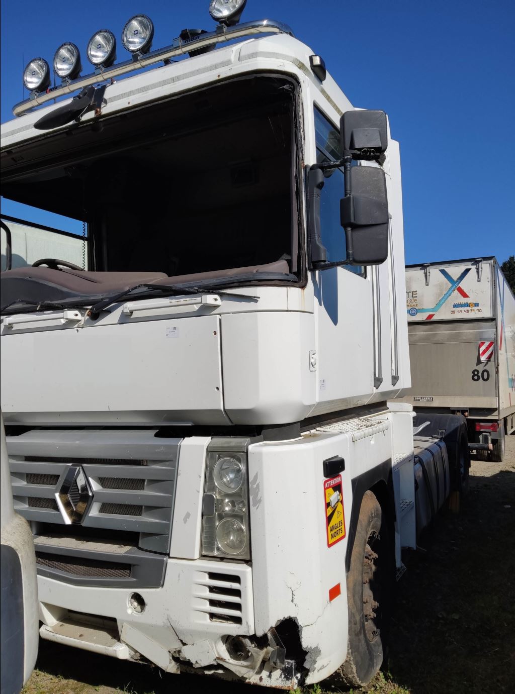 piece_RENAULT MAGNUM FUSEE AVANT DROITE 7420556296